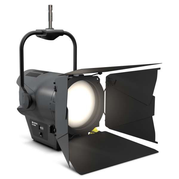 Cameo F4 T PO IP - Stangenbedienbares Outdoor-Fresnel-Spotlight mit Tungsten-LED - IP65